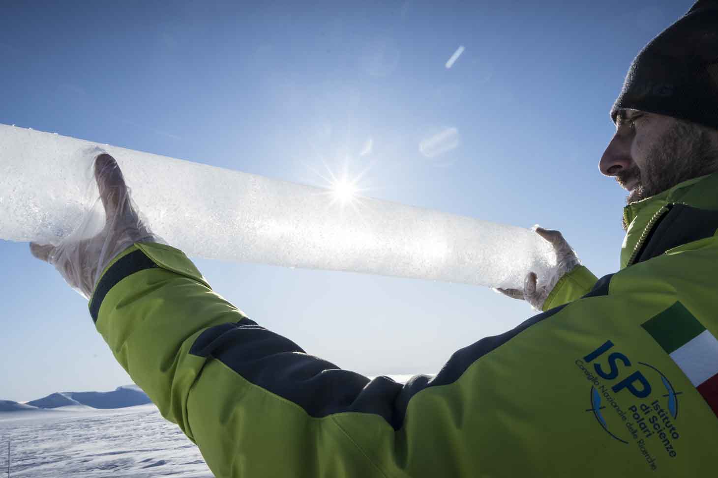 Carotte de glace - Svalbard 2023 © Riccardo Selvatico _ Ice Memory Foundation - CNR_ICR2616